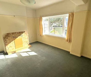 SMARTLY PRESENTED ART DECO APARTMENT: - Photo 3