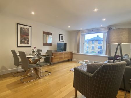 A well presented, two bedroom apartment, situated on Chesterton Road with spacious living space and parking. Less than a mile walk in to Cambridge City Centre over picturesque Jesus Green. - Photo 2