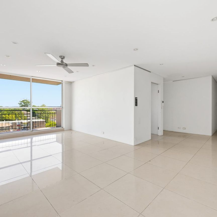Immaculate Glebe Point apartment in prestigious complex, with pool - Photo 1