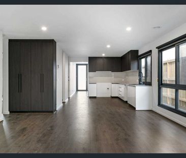 Spacious Modern Family Home Close to Shops - Photo 1