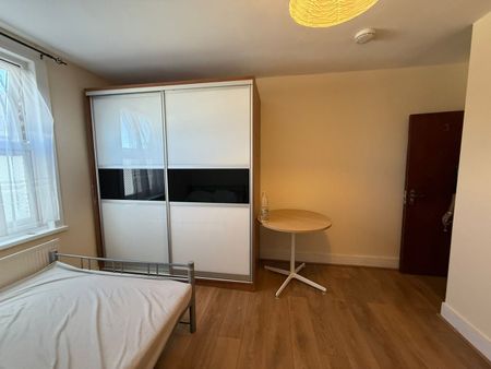 Studio Flat, High Road, IG1 - Photo 2