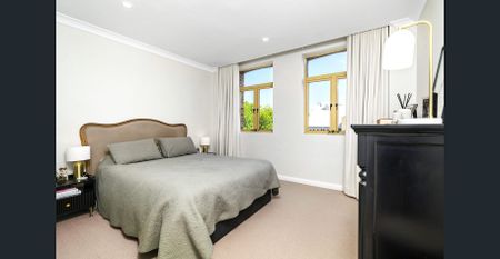 Renovated North Facing Apartment in Famed Warehouse Conversion - Photo 2