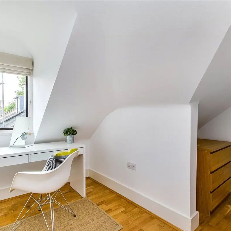 2 bedroom flat in London - Photo 1