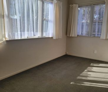 4 bedroom 1.5 bathrooms plus large lounge dining and emormous garage h - Photo 3