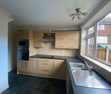 3 bedroom terraced house to rent - Photo 2