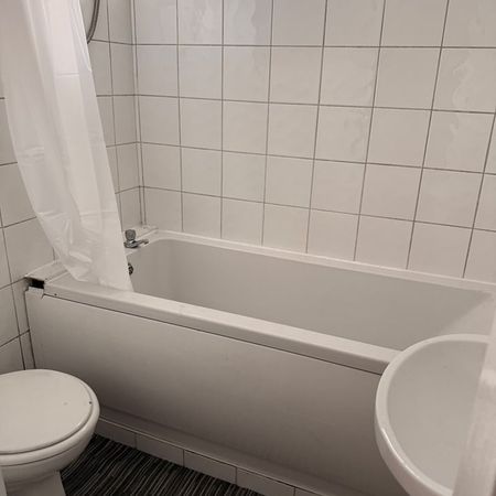 Studio Flat, Handcross Road, LU2 - Photo 4