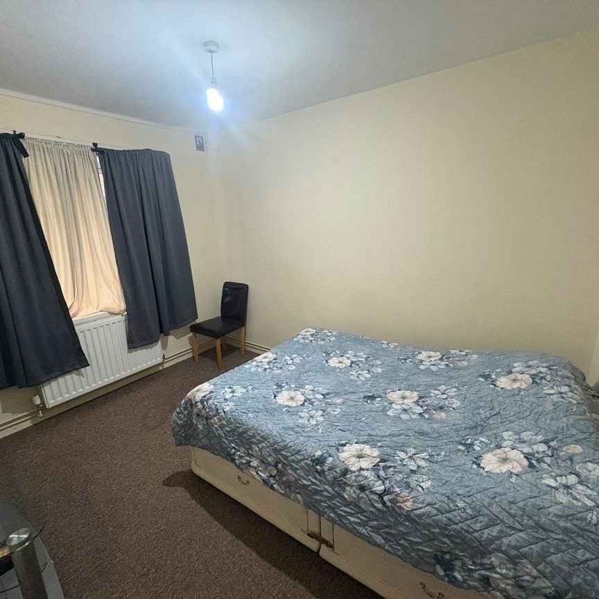 Flat to rent on - Photo 1