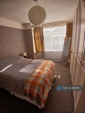 1 bedroom in a house share to rent - Photo 2