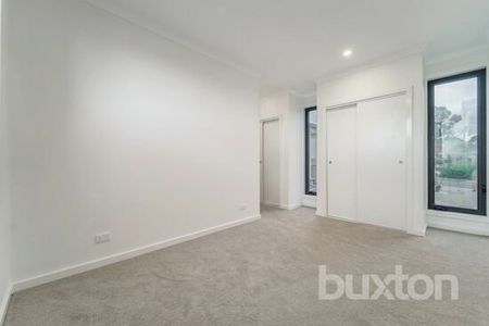 Lovely Townhouse in Good Location - partially furnished - Photo 3