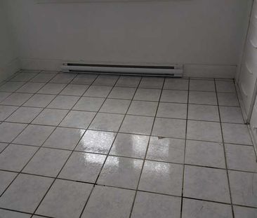 582 Irvine Ave, Upper Unit - Photo 1