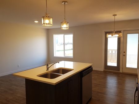 Modern, Pet Friendly 3 Bed Townhouse with Garage & Fenced Yard! - Photo 3