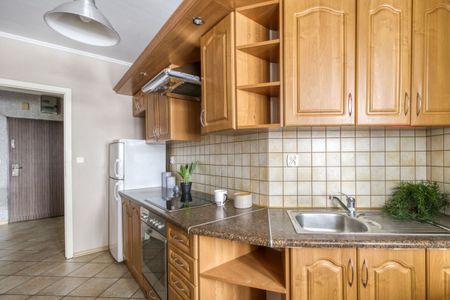 Wolna od zaraz kawalerka, tuż przy stacji metra - Photo 2