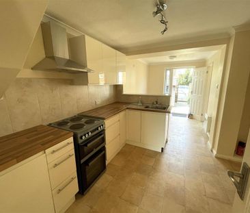 3 bedroom end of terrace house to rent - Photo 5