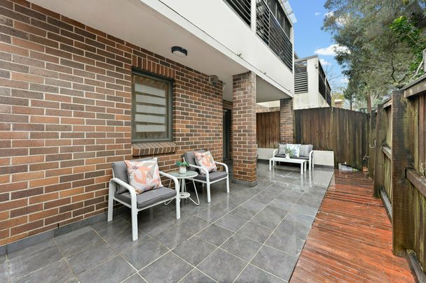 Spacious 3 Bedroom Courtyard Apartment! - Photo 1