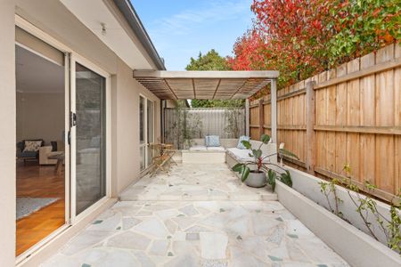 Lifestyle, Location & Alfresco Charm in Leafy Frankston South - Photo 2
