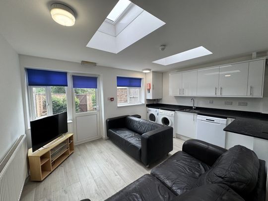 STUDENT 5 Dbl Bed Terraced House – Surbiton (Etwell Place, KT5) - Photo 1