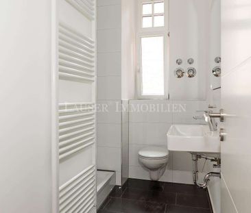 Attraktive Drei-Zimmer-Altbauwohnung mit Balkon in kernsaniertem Haus - Photo 1