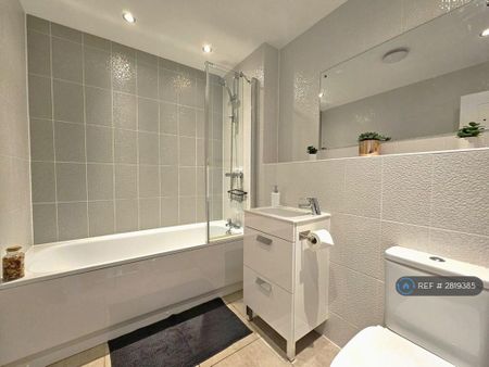 3 bedroom semi-detached house to rent - Photo 2