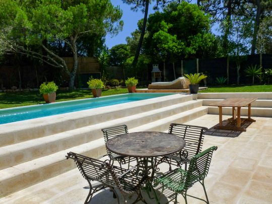 Modern 4-Suite Villa in Exclusive Quinta da Marinha - Photo 1