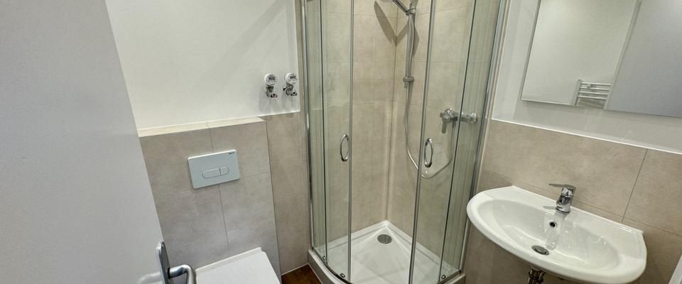 Top Lage, großer Südbalkon und sehr modern! - Foto 1