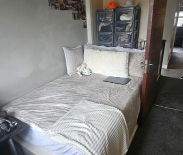 5 Bed - 18 St Chads View, Headingley, Leeds - LS6 3QA - Student - Photo 4