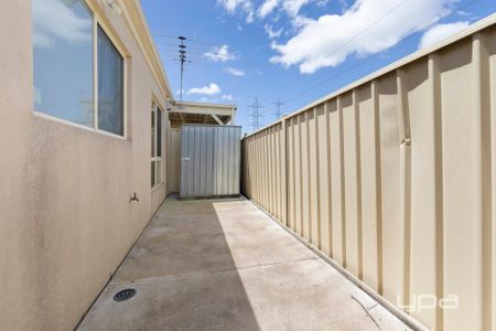 Cosy 2-Bedroom Unit in the Heart of St Albans - Photo 4