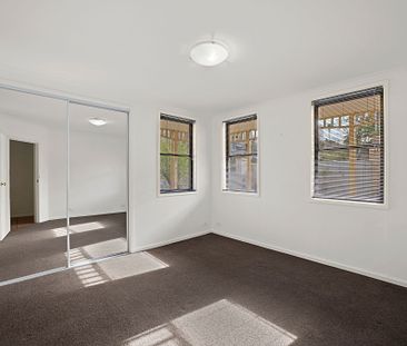Two Bedroom Central Townhouse - Photo 2