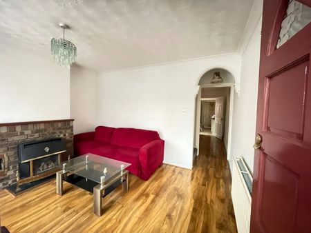 3 Bed Terraced House, Culver Lane, RG6 - Photo 3