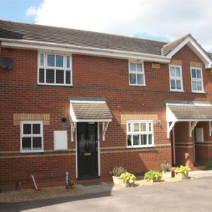 2 bedroom mews to rent - Photo 2