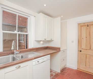 4 bedroom semi-detached house to rent - Photo 6