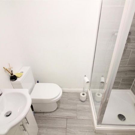 1 bedroom in a house share to rent - Photo 4