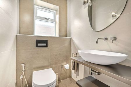 This impressive Edwardian house is presented in immaculate condition. - Photo 5