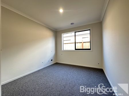 Spacious 4-Bedroom Family Home in Prime Cranbourne Location - Photo 4