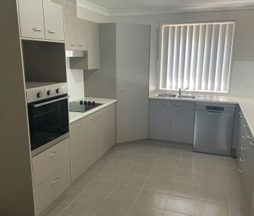 Large Family Home - 6 month lease only - Photo 2