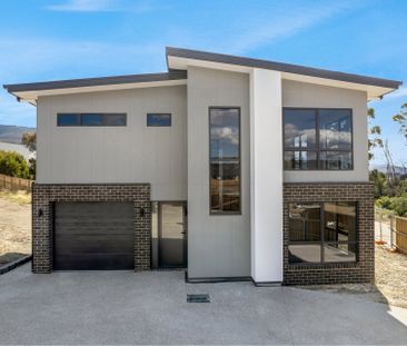 Contemporary 3-Bed Townhouse in Austins Ferry - Photo 2