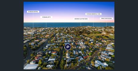 Gorgeous Coastal Cottage with Massive Yard - minutes from the waterfront - Photo 2