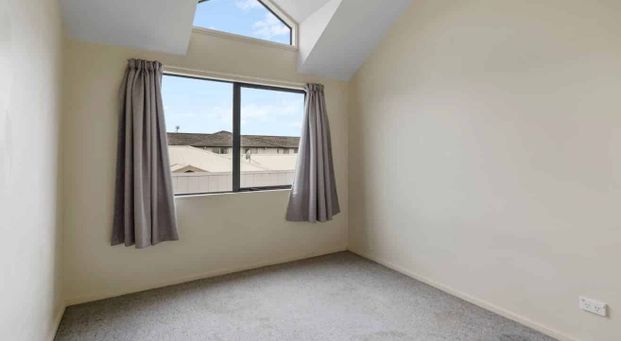 Beautifully appointed apartment - Photo 1