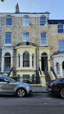 Grosvenor Crescent, Scarborough, YO11 - Photo 2