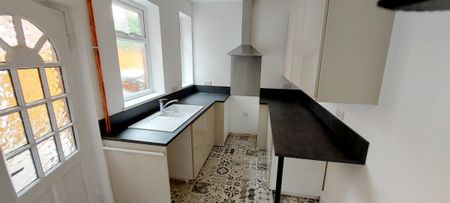 2 bedroom Semi-detached house to rent - Photo 5