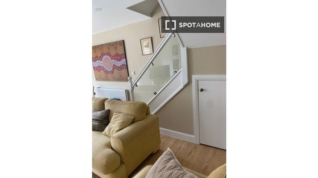 Ensuite room for rent in a 3 bedroom house in Sandymount - Photo 1