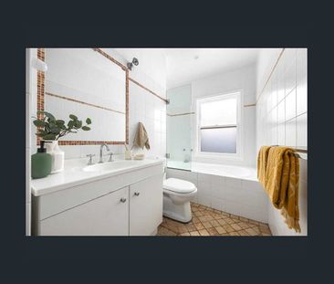 Picturesque Family Residence With Garden Oasis - Seasonal Garden Ma... - Photo 5