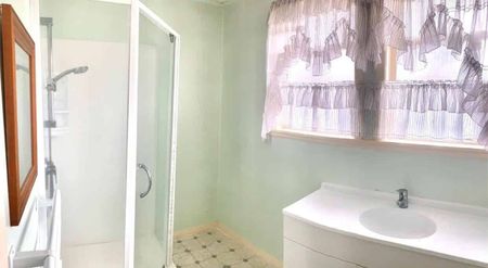 Central Location! 3-Bedroom Home - Photo 4