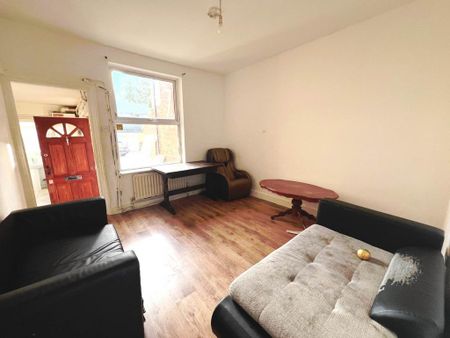 2 bedroom maisonette to rent - Photo 2