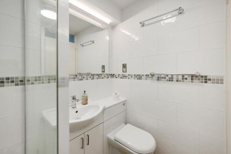 3 bedroom flat to rent - Photo 4