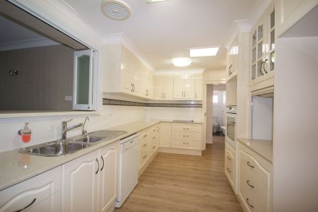 STUNNING RIVER VIEWS & SPACIOUS FAMILY LIVING - Photo 5
