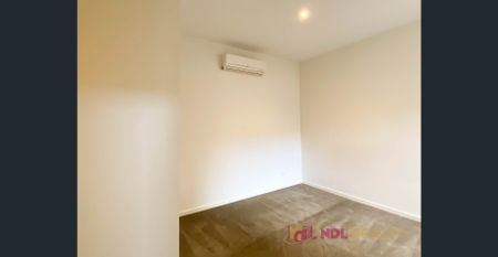 CONVENIENT & MODERN TOWNHOUSE - Photo 2