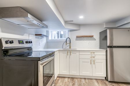 $1,399 / 1 br / 1 ba / 675 sqft 37 Garfield ave N unit 3 - Photo 2