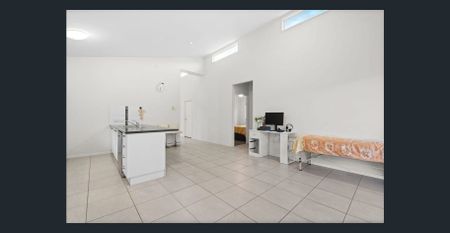 Spacious Contemporary Home - Photo 3