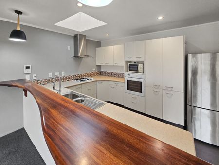 Spacious 3-Bedroom Apartment in the Heart of Mount Cook! - Photo 2