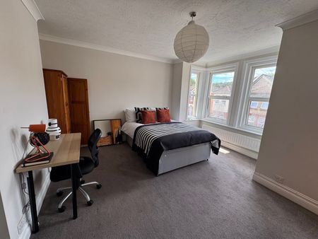 4 bedroom semi-detached house to rent - Photo 3